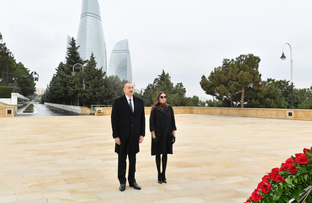 Ильхам Алиев и Мехрибан Алиева почтили память шехидов - ВИДЕО