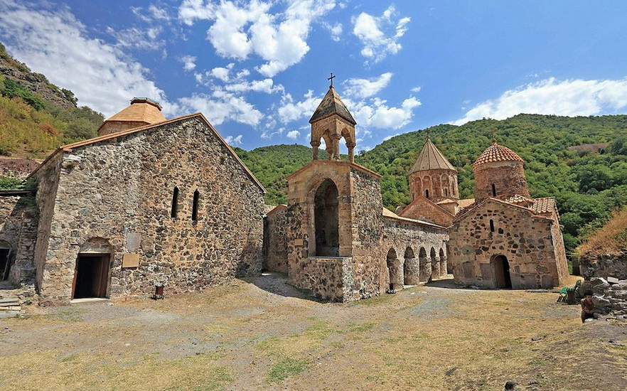 Армяне разграбили монастырский комплекс Худавенг