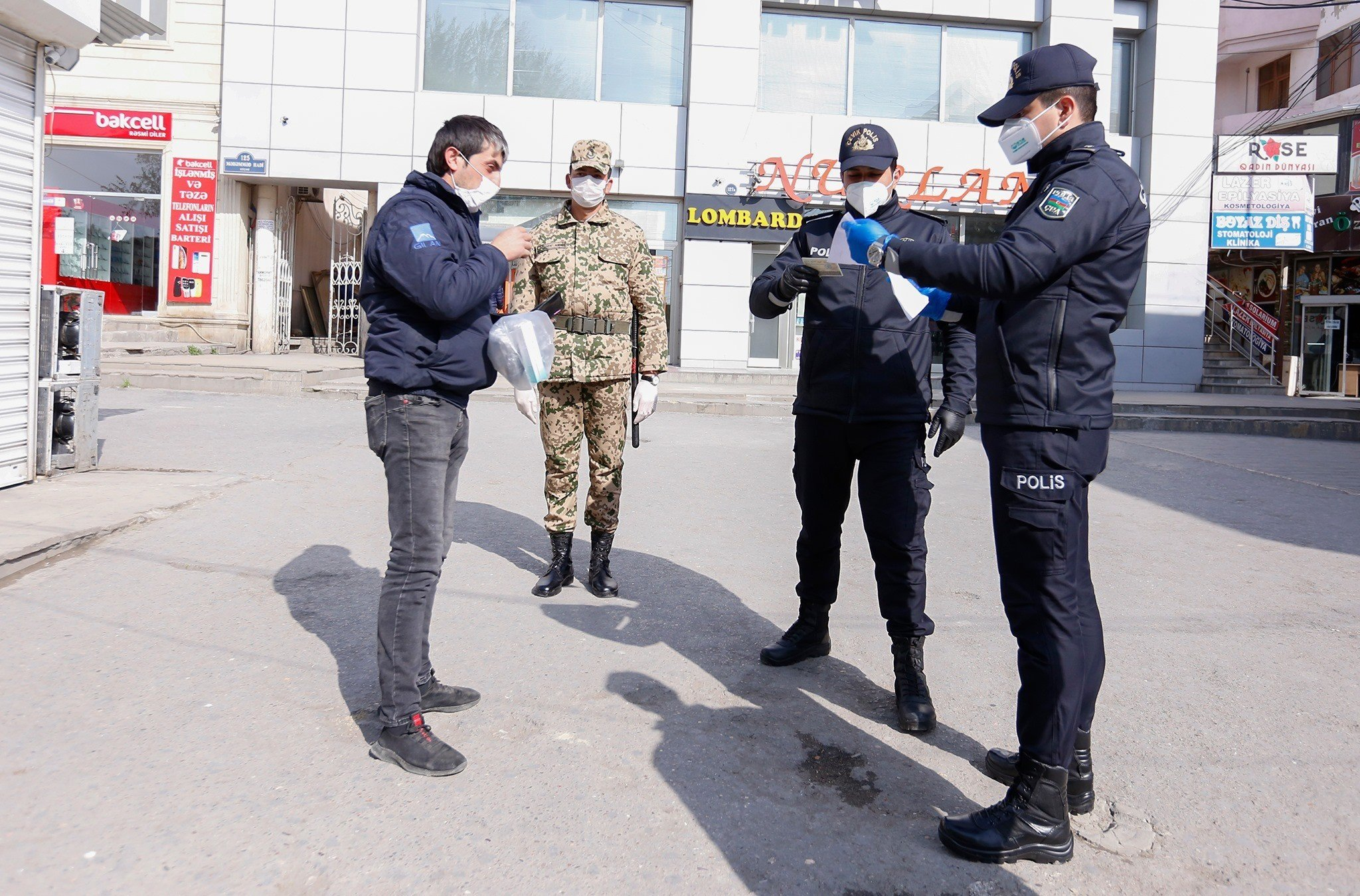 В Баку задержали десятки разгуливающих больных коронавирусом