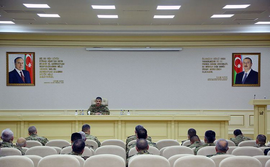 Министр обороны провел служебное совещание