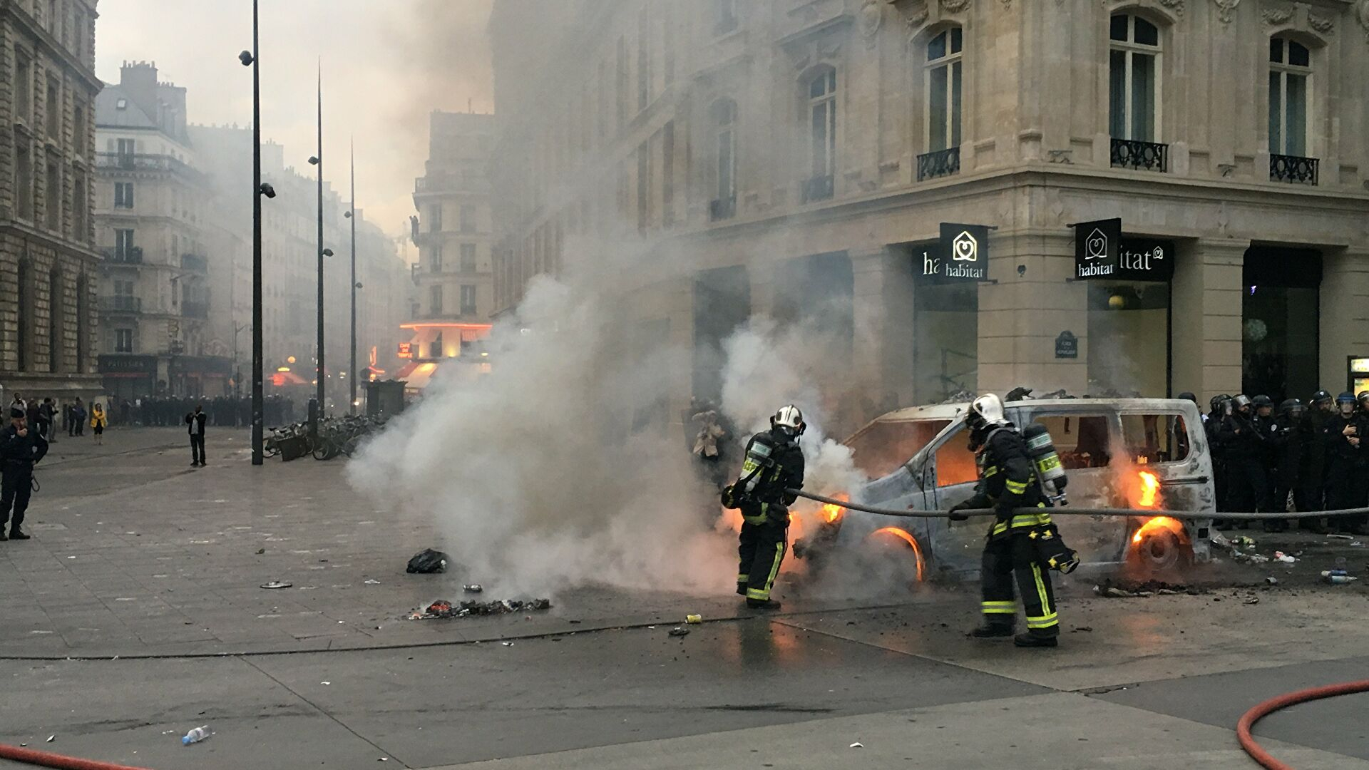 Во Франции в новогоднюю ночь сожгли более 860 машин