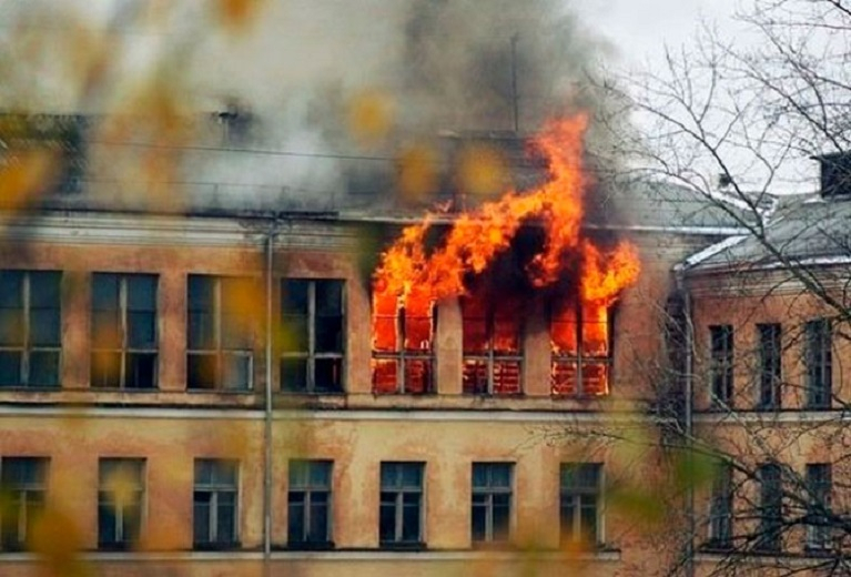 В одной из бакинских школ вспыхнул пожар