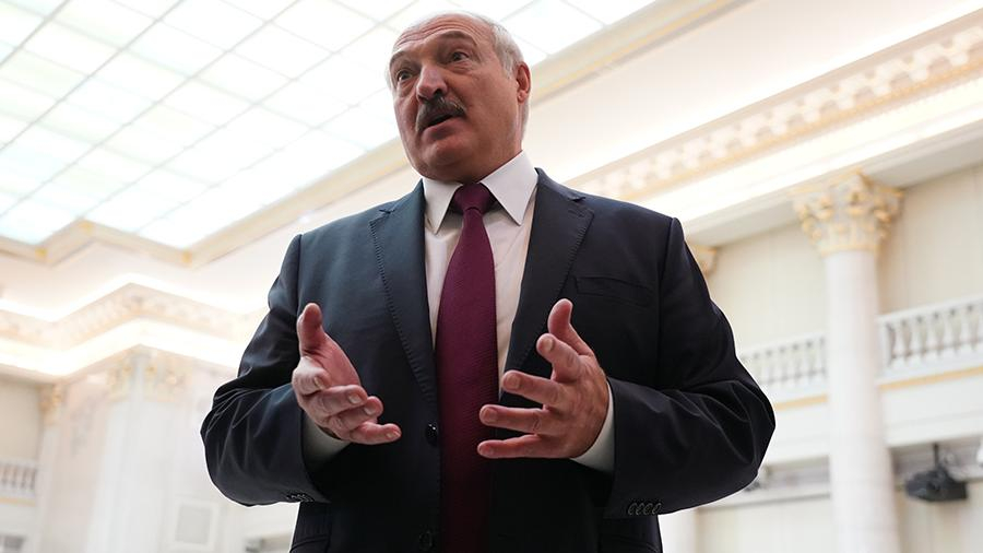 Лукашенко рассказал, что у него нет смартфона - ВИДЕО