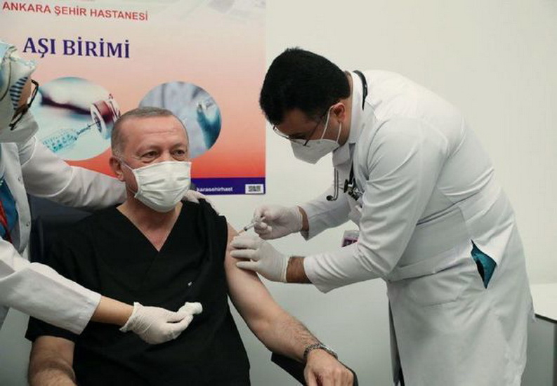 Эрдоган сделал прививку от коронавируса - ФОТО