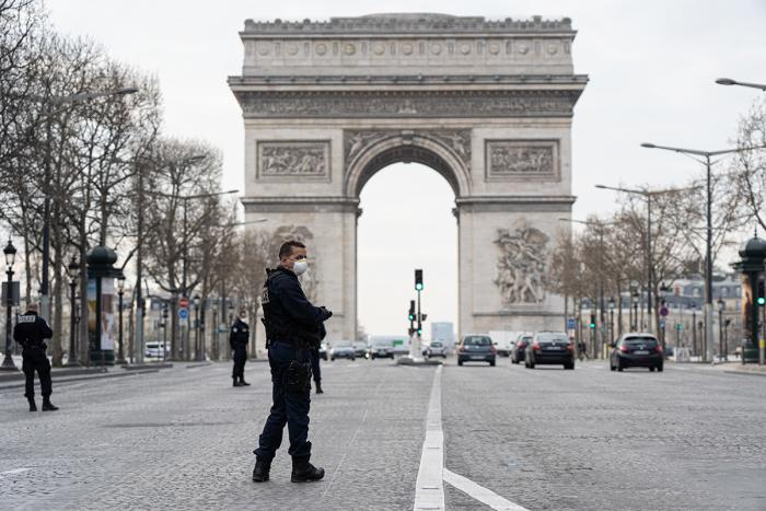 Франция вводит комендантский час из-за коронавируса