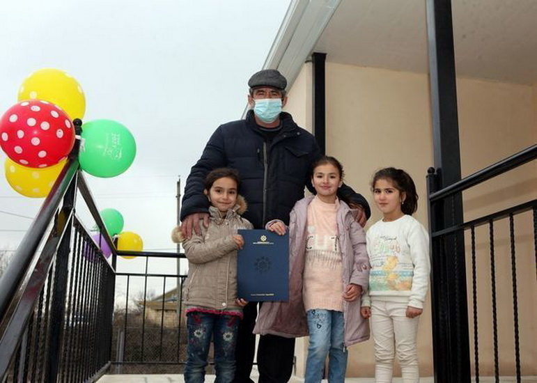 Семьям шехидов и инвалидам Карабахской предоставлены новые дома - ФОТО