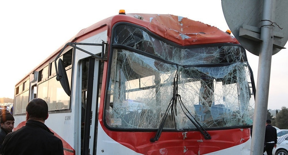 В Баку автобус столкнулся с автомобилем, есть пострадавший