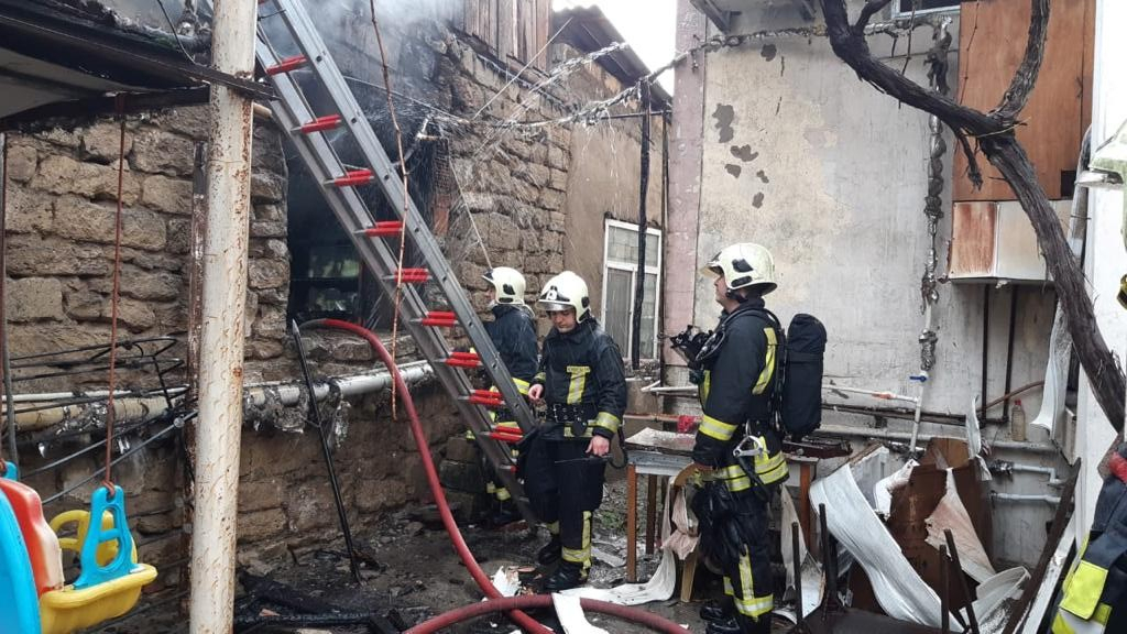 В частном доме в Баку вспыхнул пожар, есть погибший - ФОТО