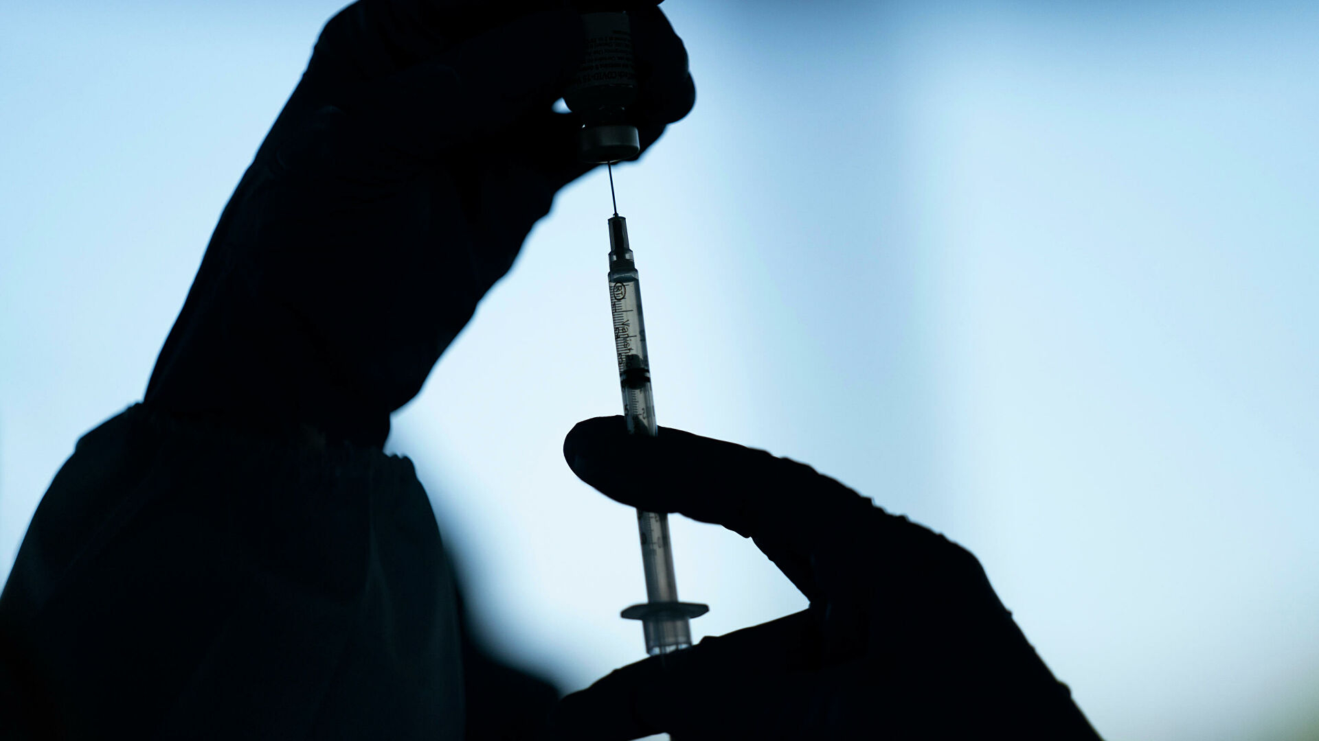Ученые предупредили о риске "устаревания" вакцин от COVID-19
