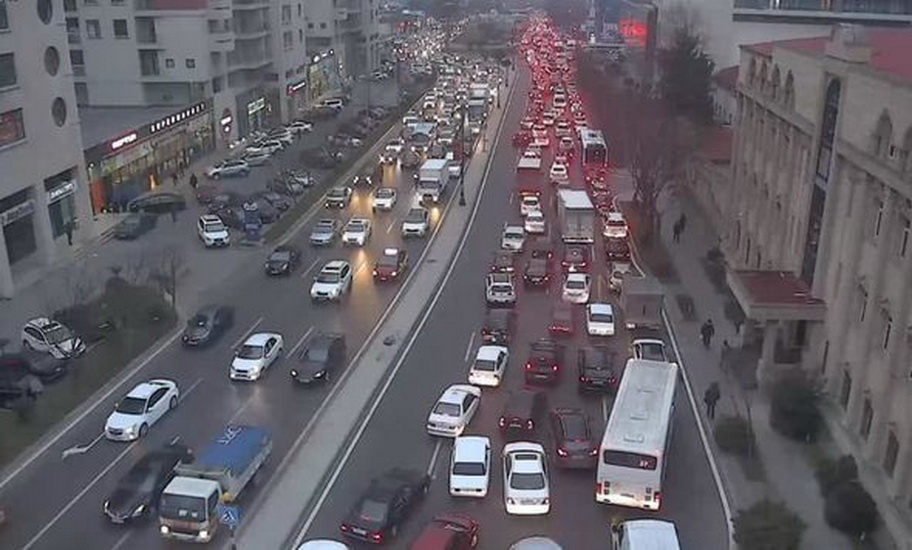 Пробки на некоторых дорогах в Баку - ФОТО