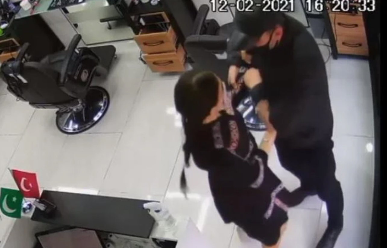 Уволен участковый, совершивший насилие в отношении женщины в парикмахерской в Баку - ВИДЕО