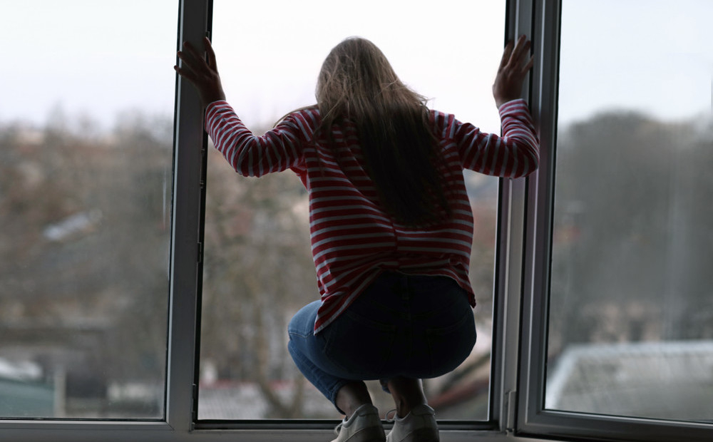 Жуткое самоубийство: В Баку 20-летняя девушка выбросилась с 20-го этажа