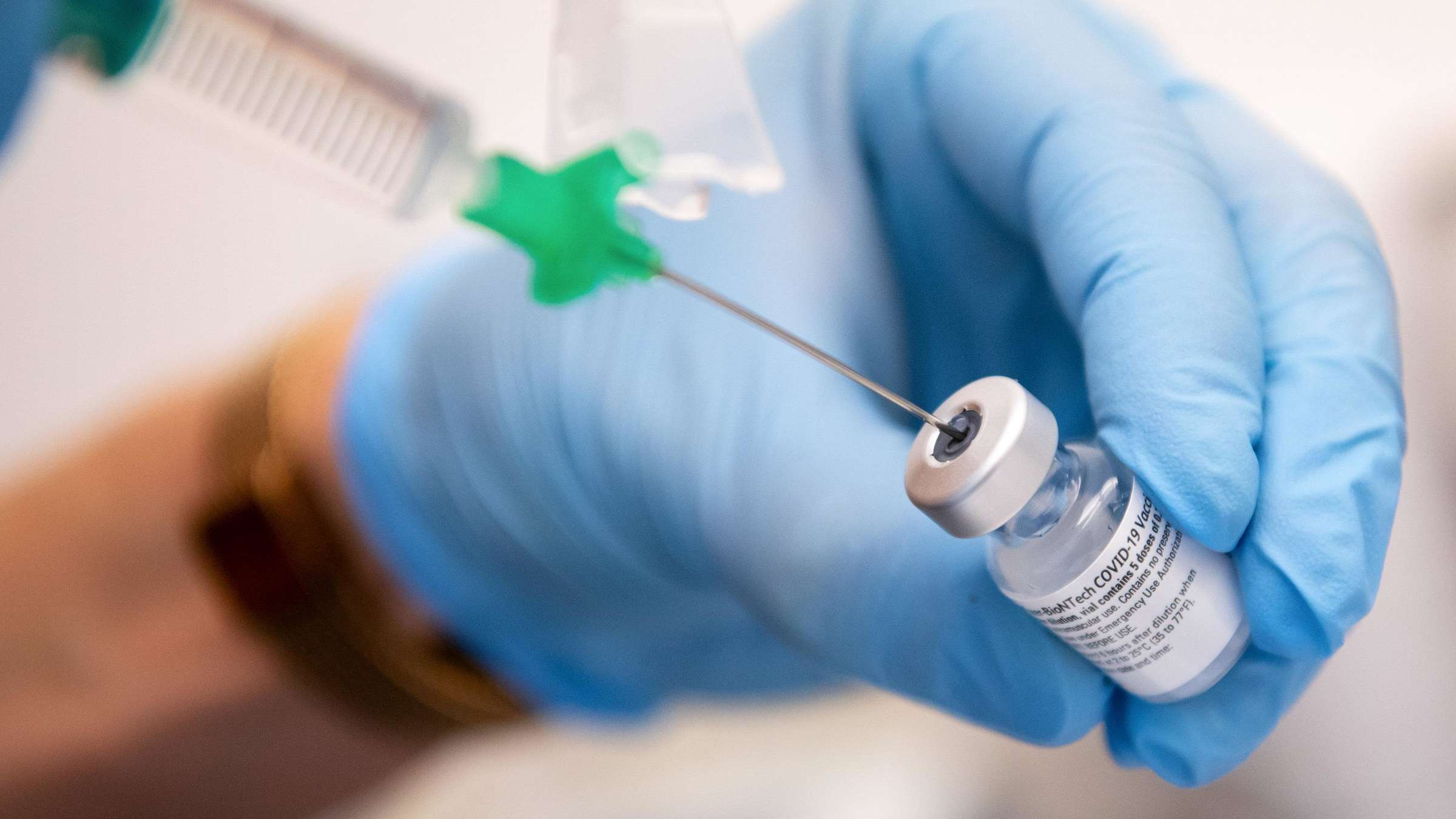 У жителя Японии впервые выявили возможный побочный эффект после вакцины Pfizer