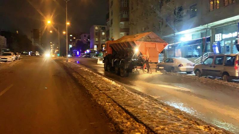 В Баку уборка снега продолжится ночью