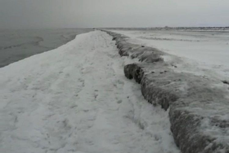 В Азербайджане замерзла прибрежная полоса Каспия - ФОТО