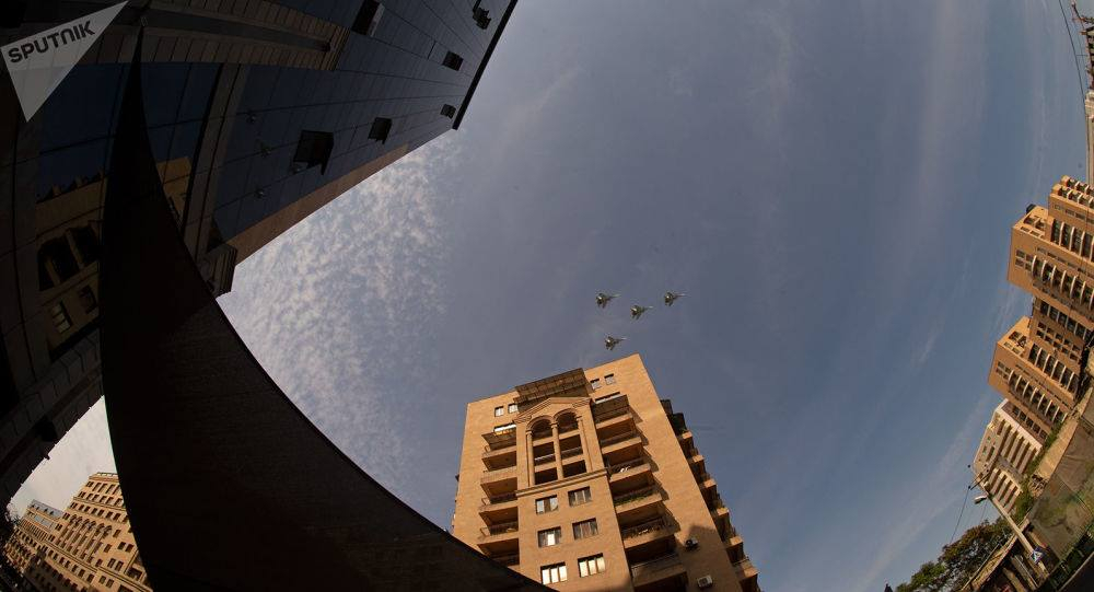 Над Ереваном пролетела военная авиация - ВИДЕО