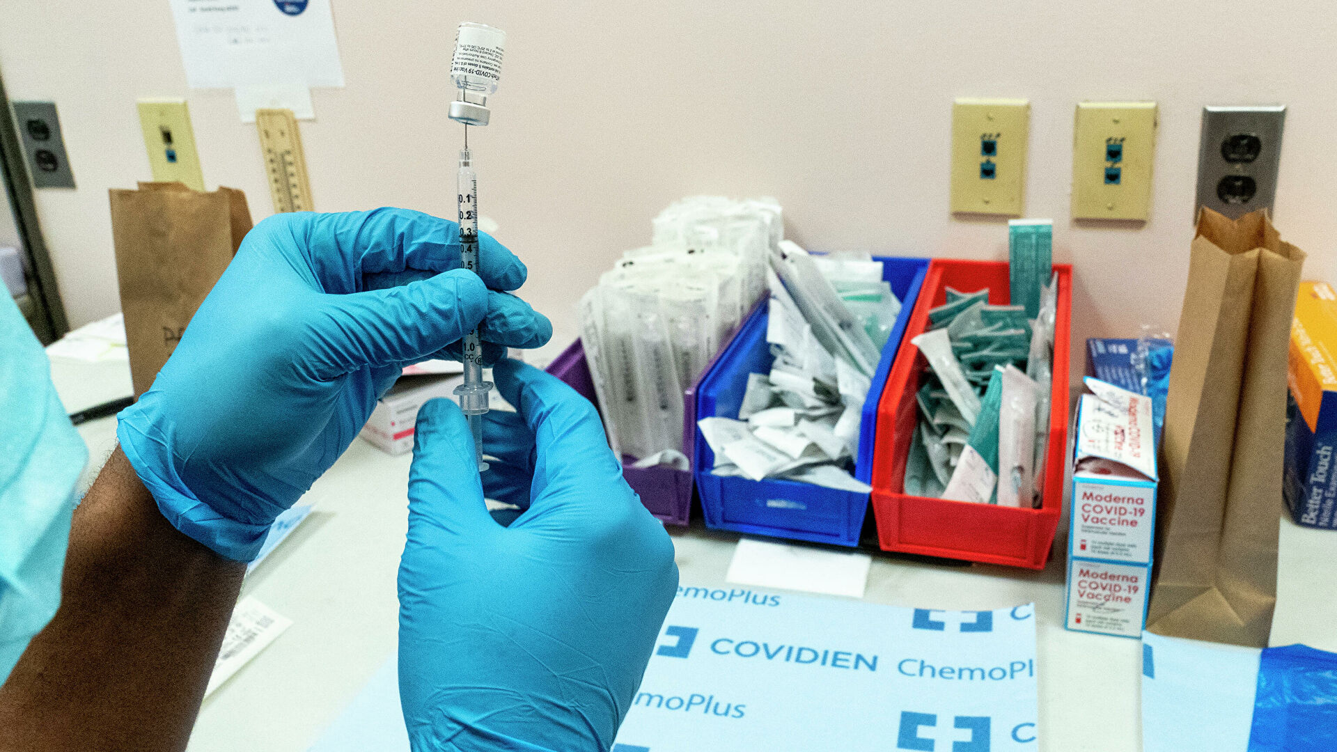 Pfizer и BioNTech начали испытания третьей дозы вакцины от COVID-19