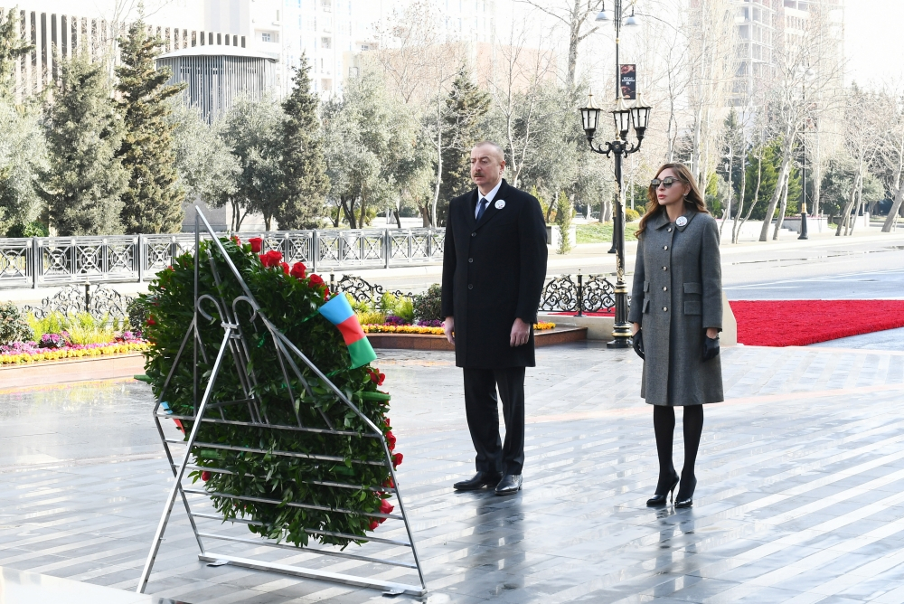 Ильхам Алиев и Мехрибан Алиева посетили мемориал "Крик матери" в Баку - ВИДЕО
