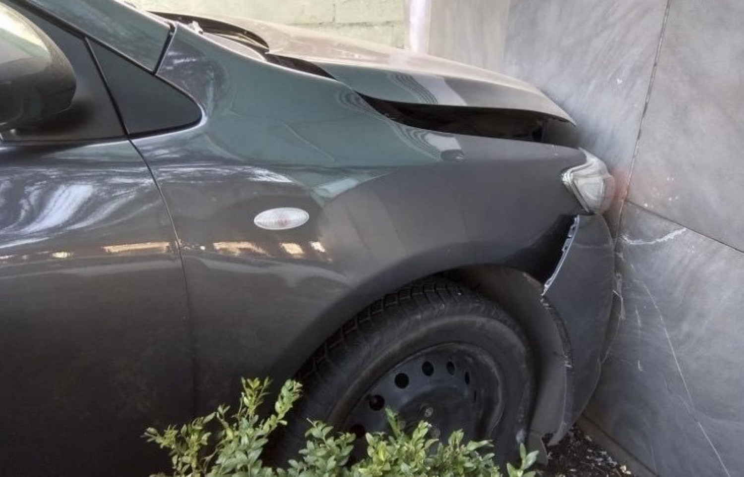 В Баку автомобиль врезался в стену