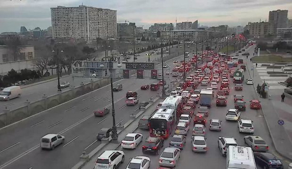 На некоторых дорогах Баку образовались пробки – ФОТО