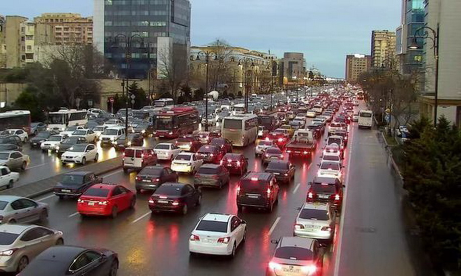 Пробки на дорогах Баку усложняют работу автобусов - ФОТО