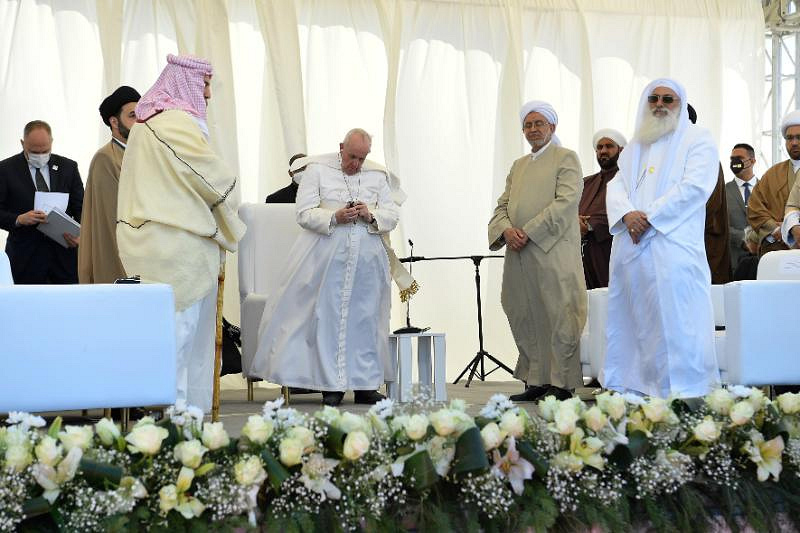 Папа Римский совершил первый в истории визит в Ирак - ФОТО