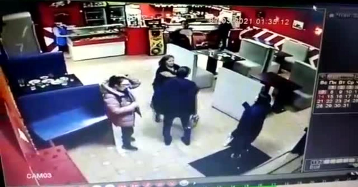 Ногой в живот: в России неадекватный посетитель кафе избил женщину - ВИДЕО