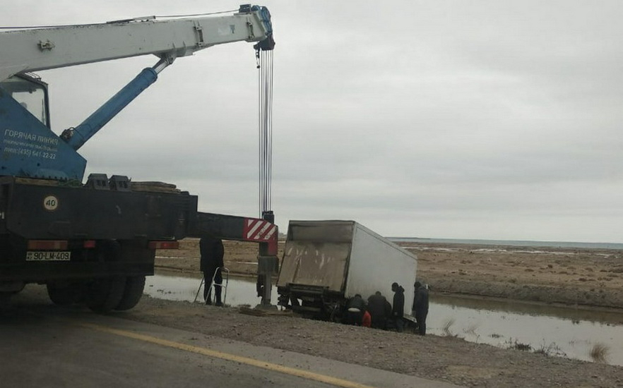 На дороге Алят-Астара перевернулся грузовик
