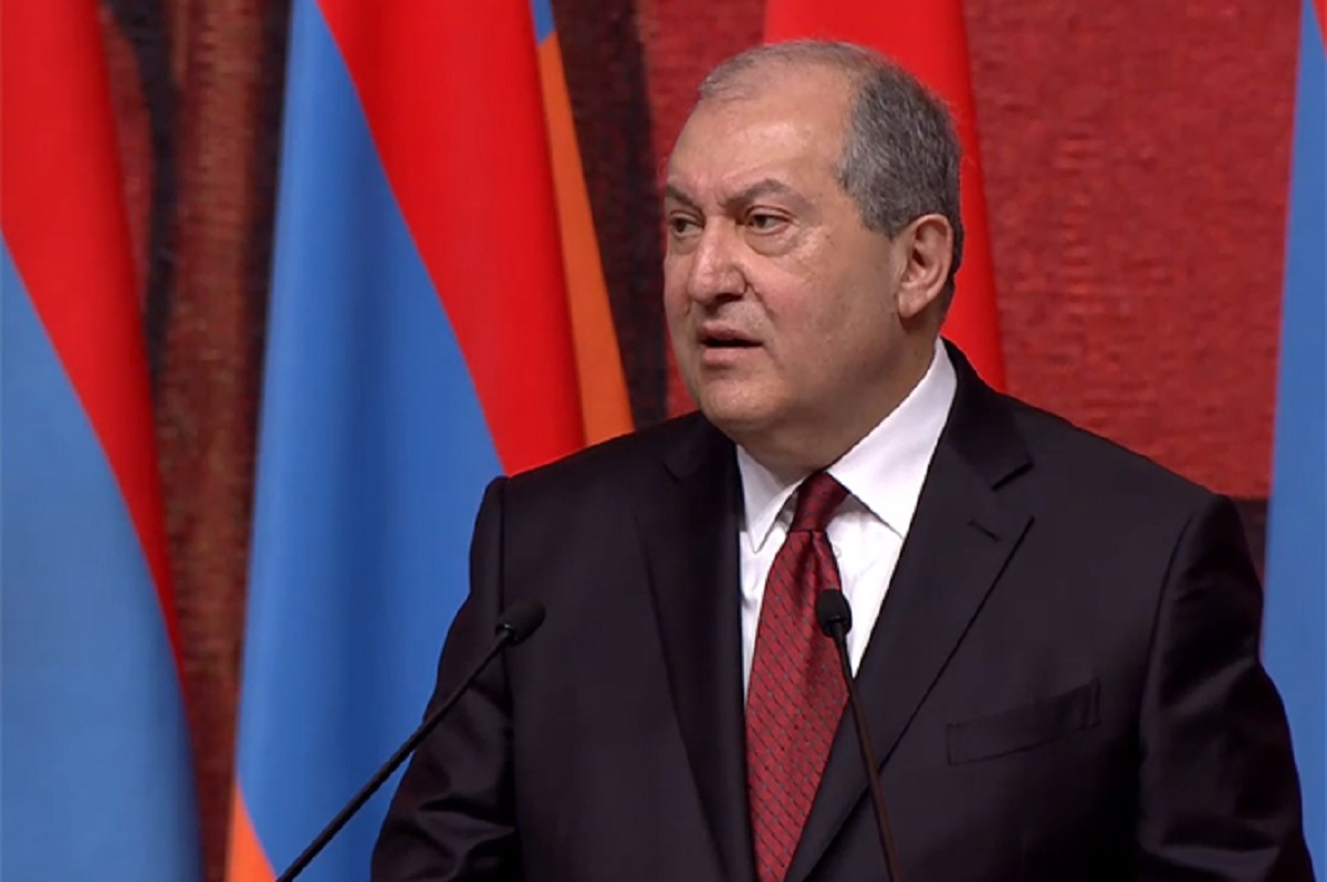 Президент Армении получил предупреждение оппозиции