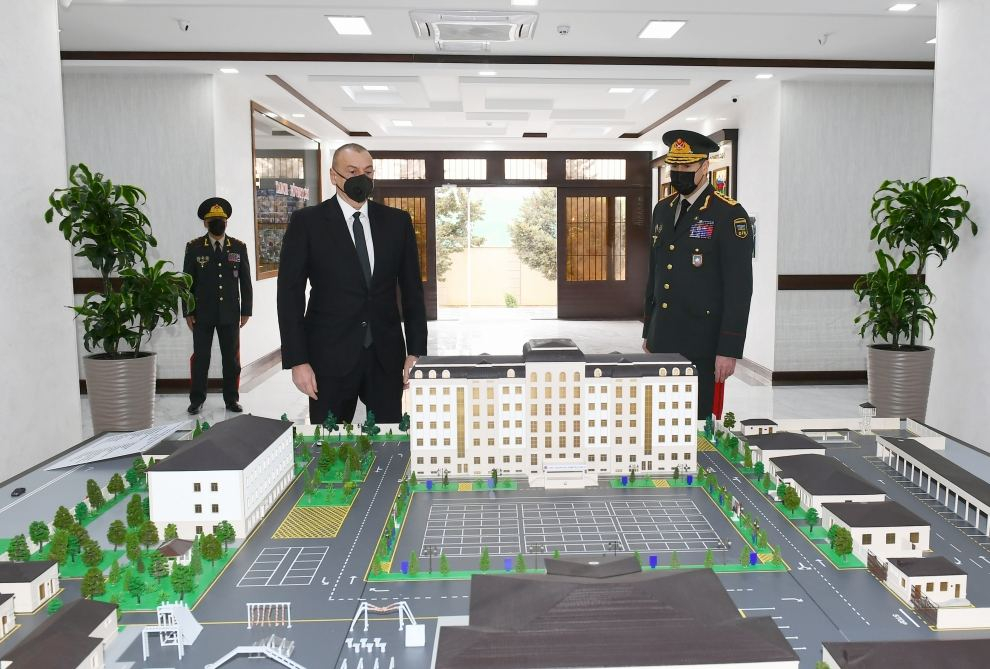 Ильхам Алиев на открытии новой воинской части - ФОТО