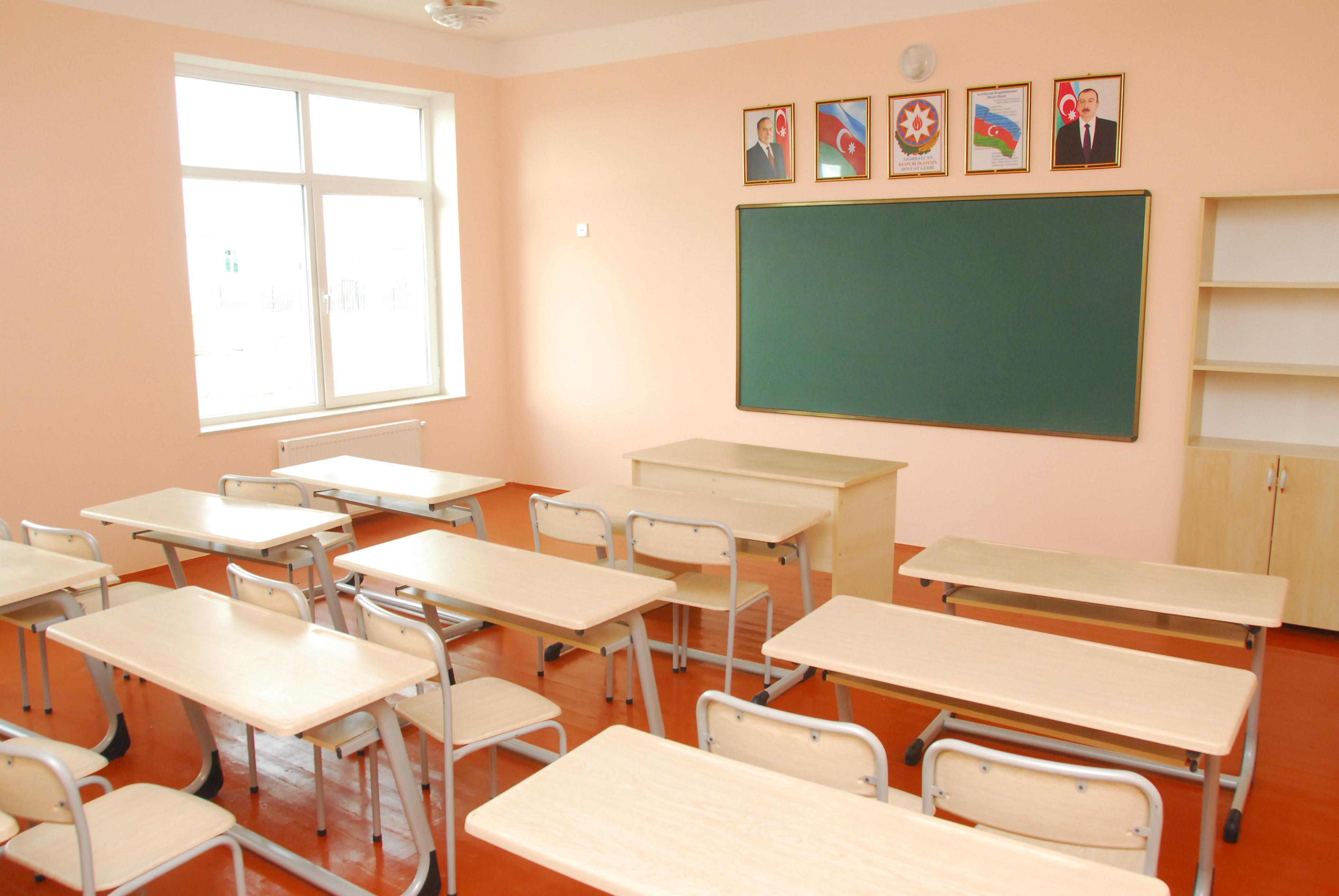 В двух бакинских школах у 13 учителей выявлен COVID-19
