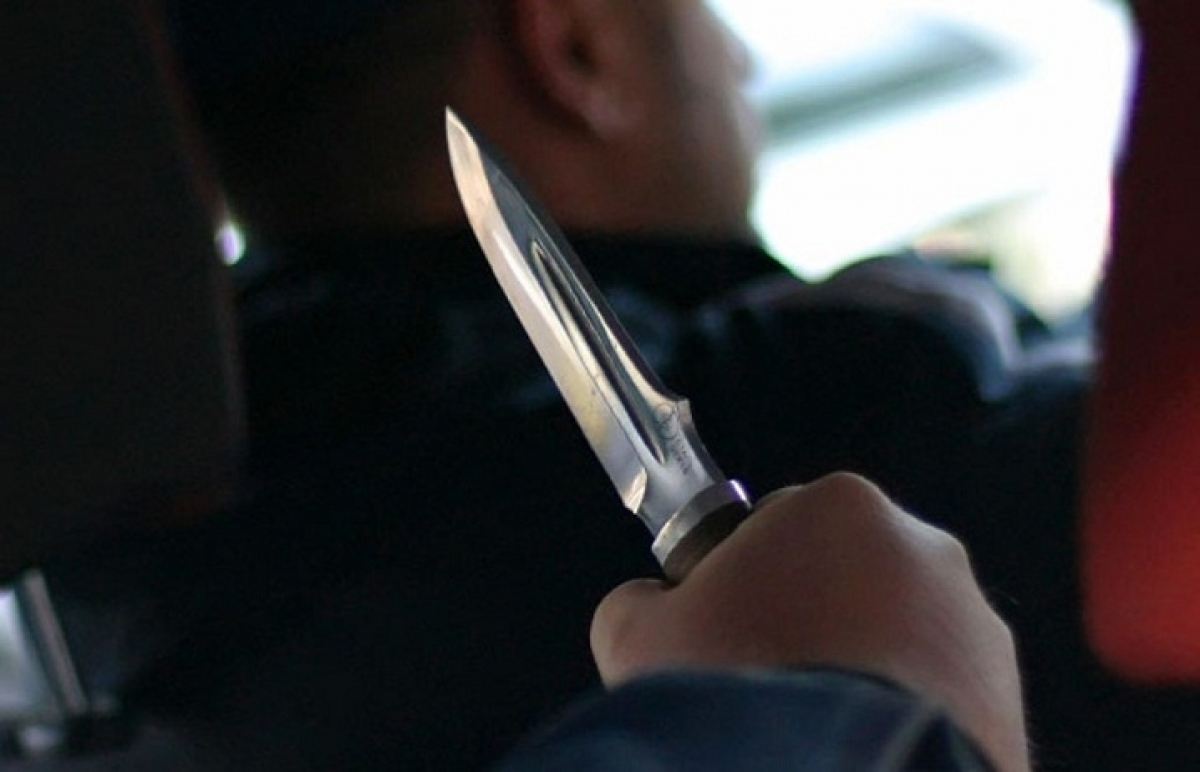В Баку пассажир микроавтобуса ранил ножом водителя в шею