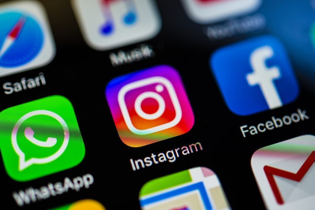 В работе  WhatsApp и Instagram произошел глобальный сбой