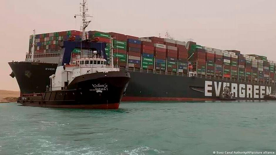 В районе Суэцкого канала заблокированы около 150 судов