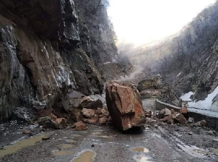 Оторвавшийся от скалы большой камень перекрыл дорогу Губа-Хыналыг