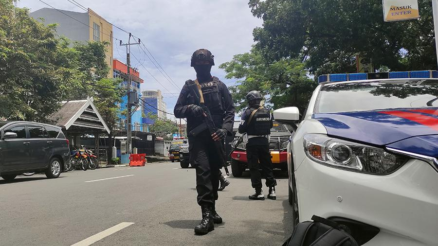 Десять человек пострадали при взрыве в церкви в Индонезии: момент взрыва попал на
