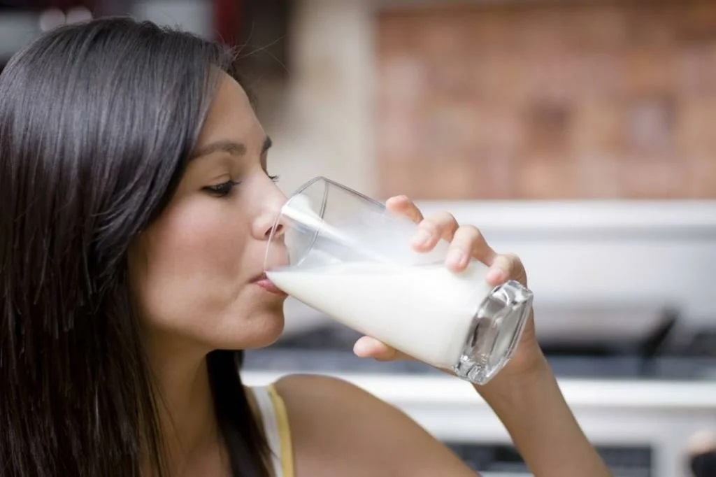 Диетолог объяснила, когда коровье молоко вредно для здоровья