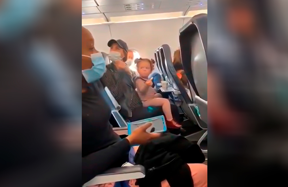 Скандал стюардессы и беременной женщины с ребенком в самолете попал на ВИДЕО