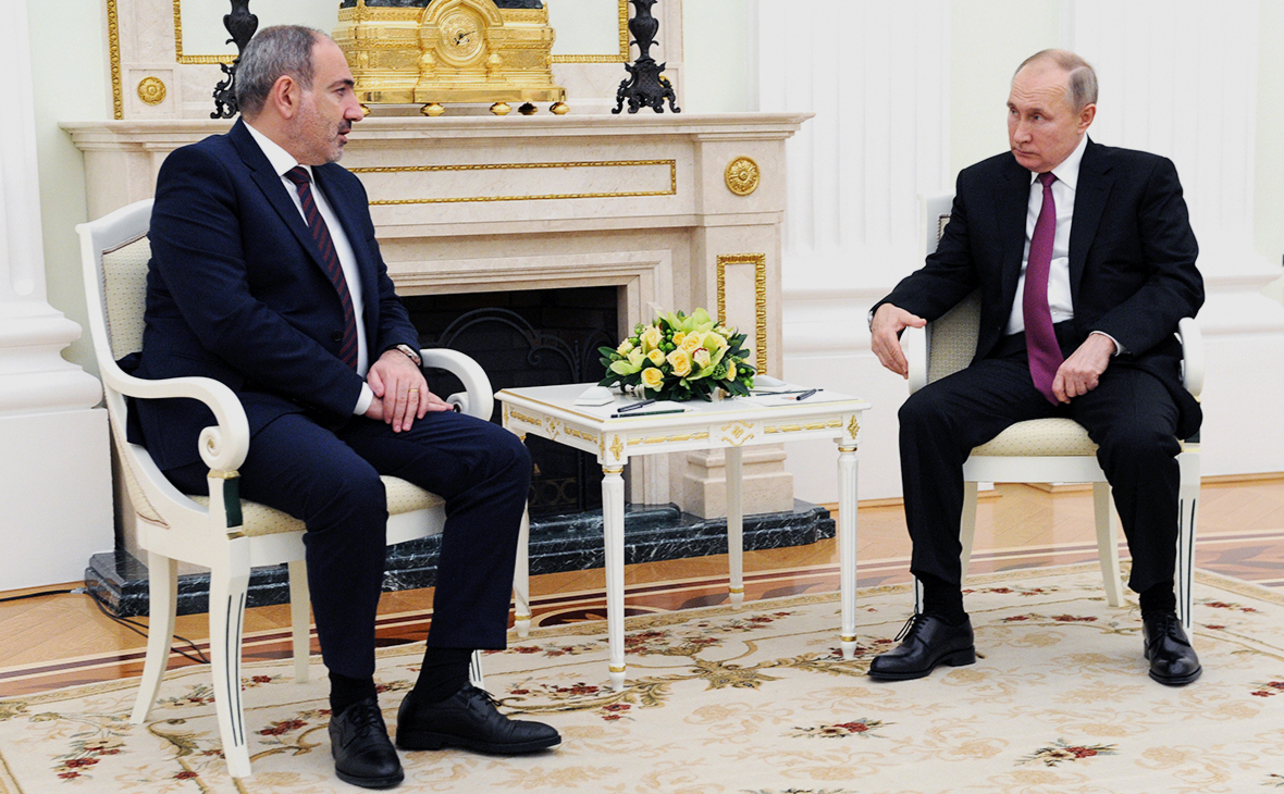 Пашинян на встрече с Путиным умудрился десять раз заглянуть в шпаргалку - ВИДЕО