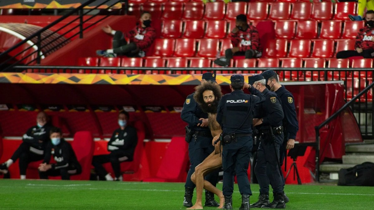 В матче Лиги Европы без зрителей на поле выбежал голый мужчина - ВИДЕО