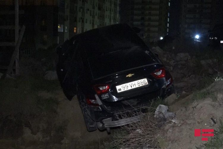 В Баку обстреляли автомобиль - ФОТО