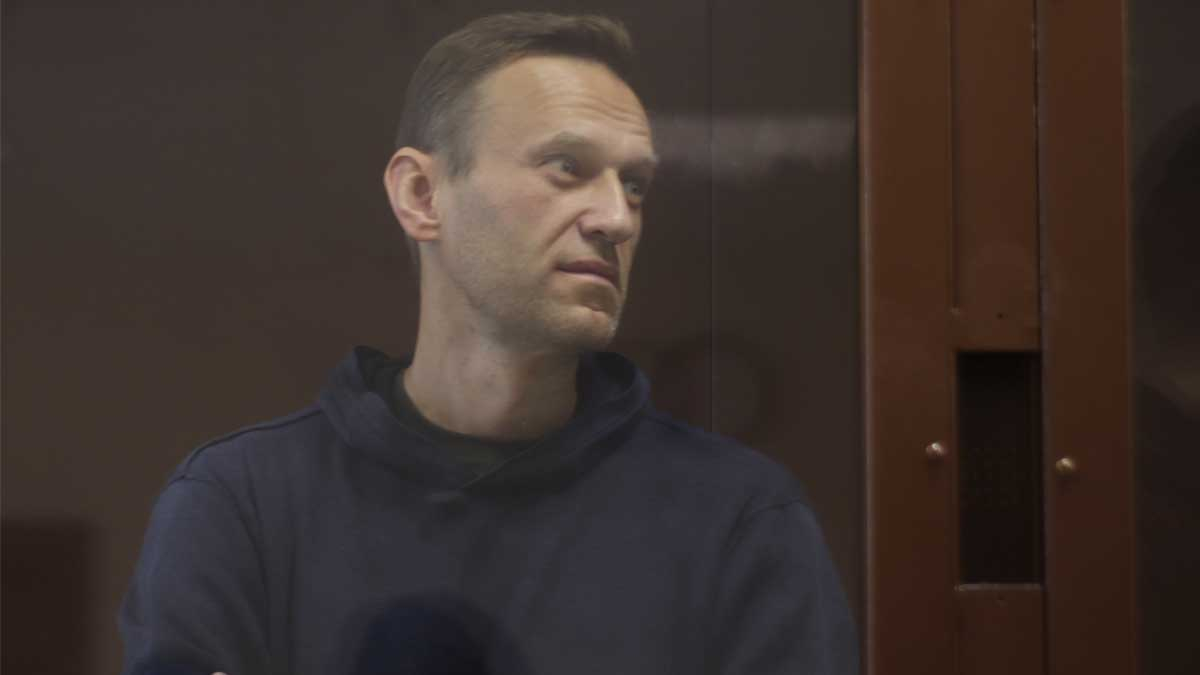 Навальный решил судиться с колонией: "Мне не дают мой Коран. И это бесит"