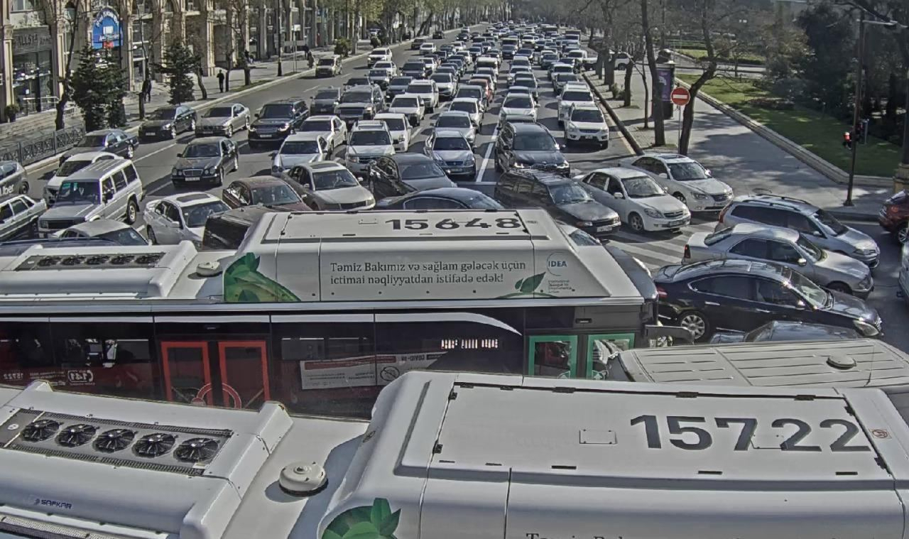В Баку затруднено движение транспорта - ФОТО
