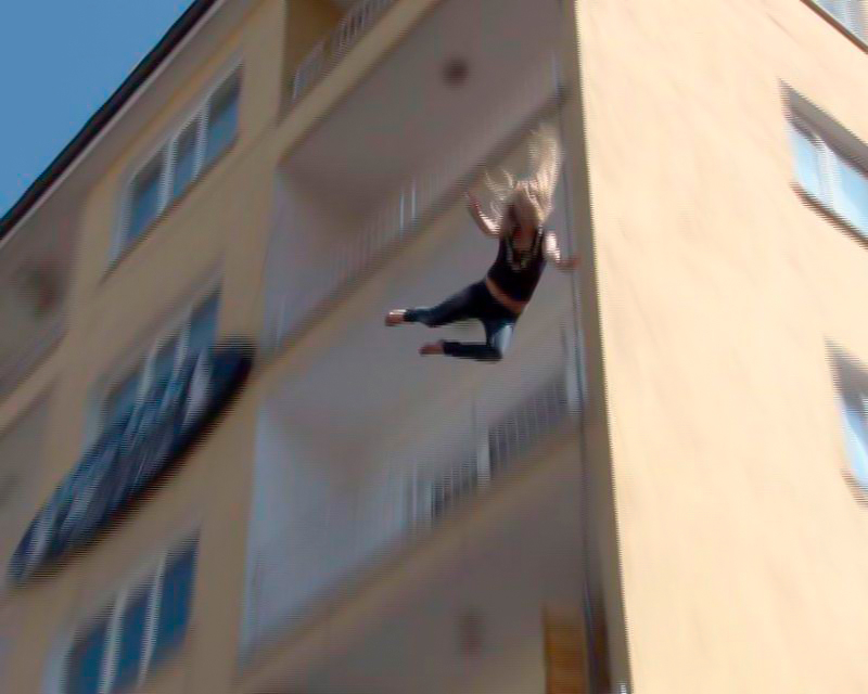 В Баку 20-летняя девушка упала с 7 этажа