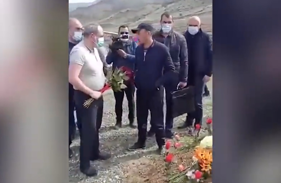 Пашиняну не позволили возложить цветы на могилу армянского солдата – ВИДЕО