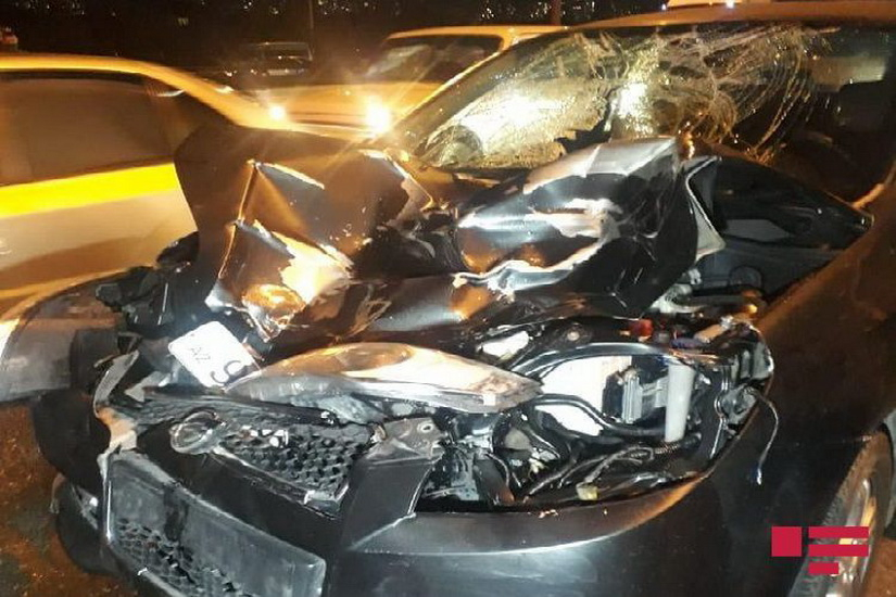 В Баку автомобиль сбил женщину с двумя детьми: есть погибшие
