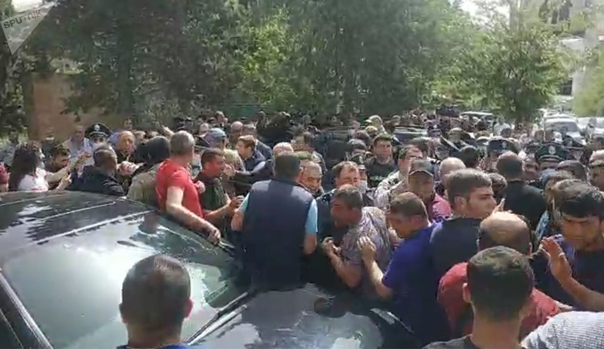 В Зангезуре армяне атаковали автомобиль Пашиняна - ВИДЕО