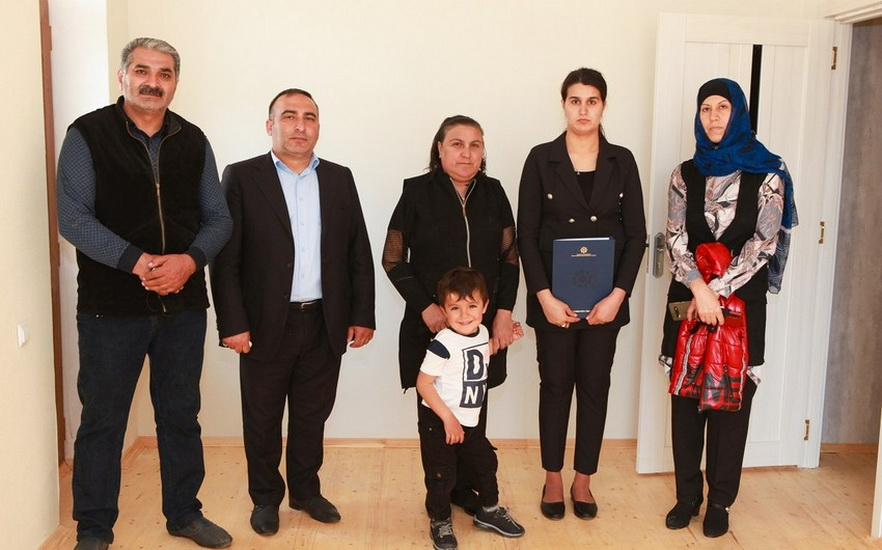 Группе семей шехидов и инвалидам Карабахской войны предоставлены квартиры - ФОТО