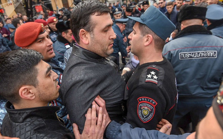 У здания Генпрокуратуры Армении начались стычки между полицией и митингующими