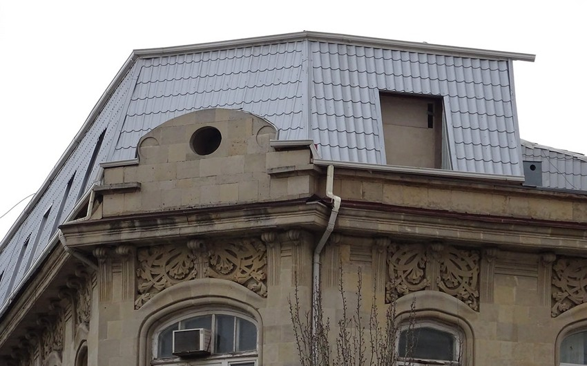 ИВ Баку сносит мансарду над историческим зданием - ВИДЕО